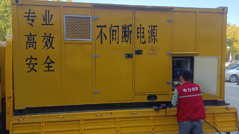 中站柴油发电机组和UPS电源配合使用时，如何避免切换过程中的电力中断？